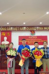Đồng chí Tào Xuân Hà chúc mừng các đồng chí trúng cử vào BCH Chi đoàn Trung tâm Giám định CLXD nhiệm kỳ 2024-2027