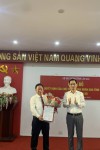 Đồng chí Phí Công Hoan – Tỉnh uỷ viên, Giám đốc Sở Xây dựng trao Quyết định và tặng hoa chúc mừng